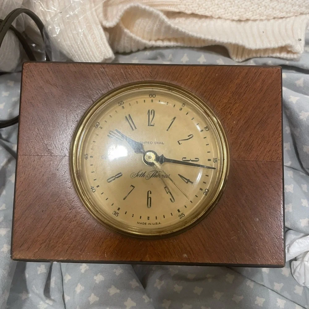 Seth Thomas Classic Cream and wood mantle Clock